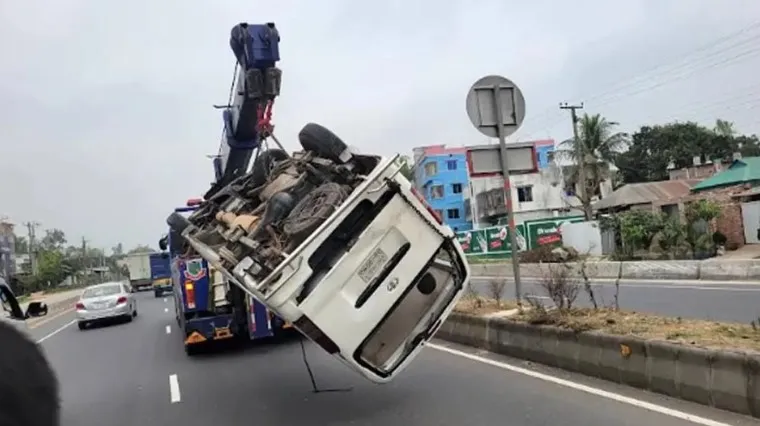 মাইক্রোবাসের সিলিন্ডার বিস্ফোরণে প্রাণ গেল ৩ যাত্রীর